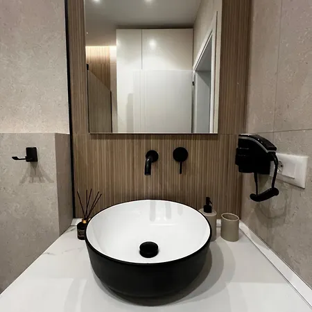 Luxurious Seaside 1 *