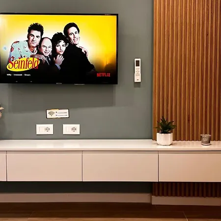 Luxurious Seaside 1 *