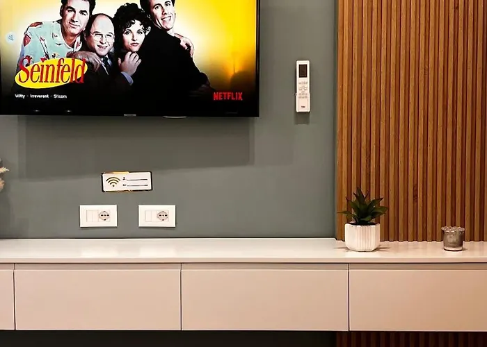 Luxurious Seaside 1 *